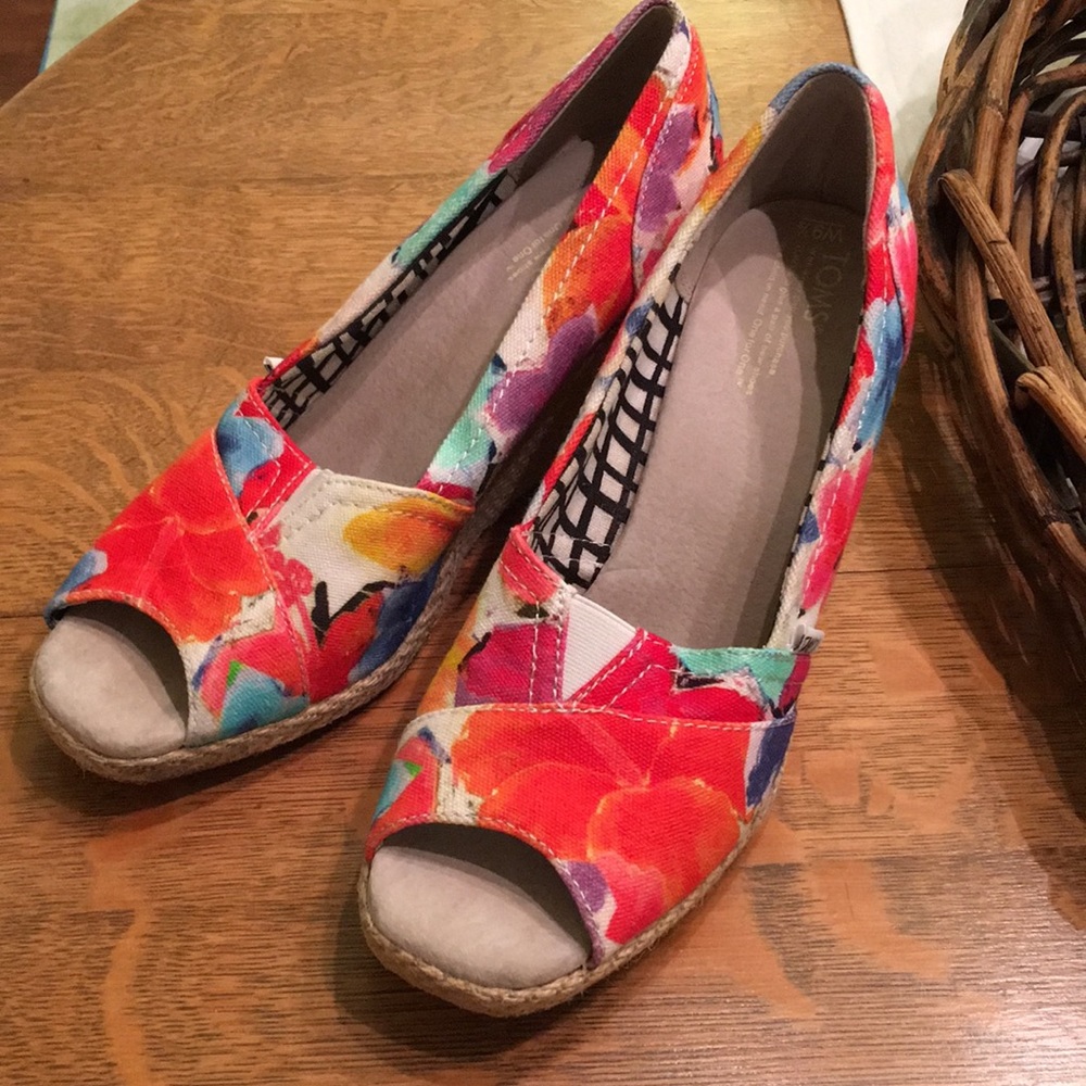 Women’s floral print Toms wedge sandals size 9.5